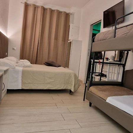 Mr. Charlie Brown Hotel Рим Екстериор снимка