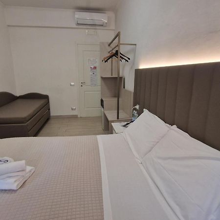 Mr. Charlie Brown Hotel Рим Екстериор снимка