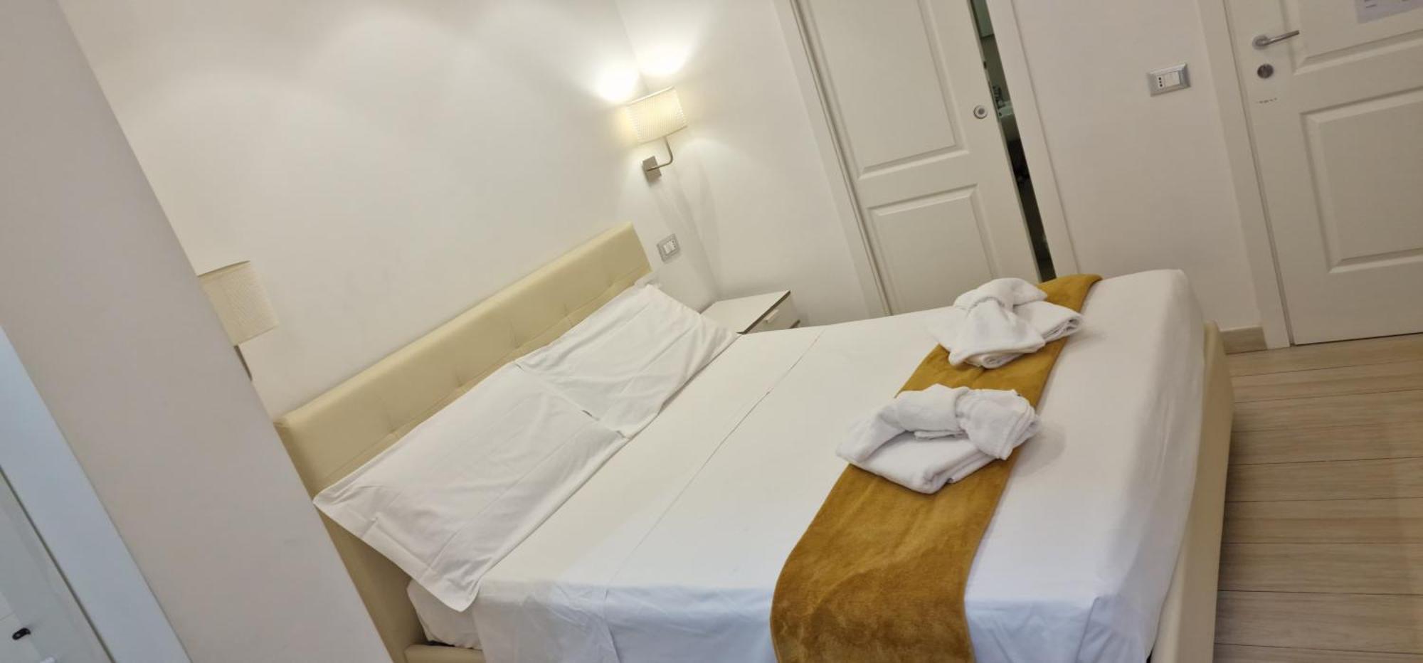Mr. Charlie Brown Hotel Рим Екстериор снимка