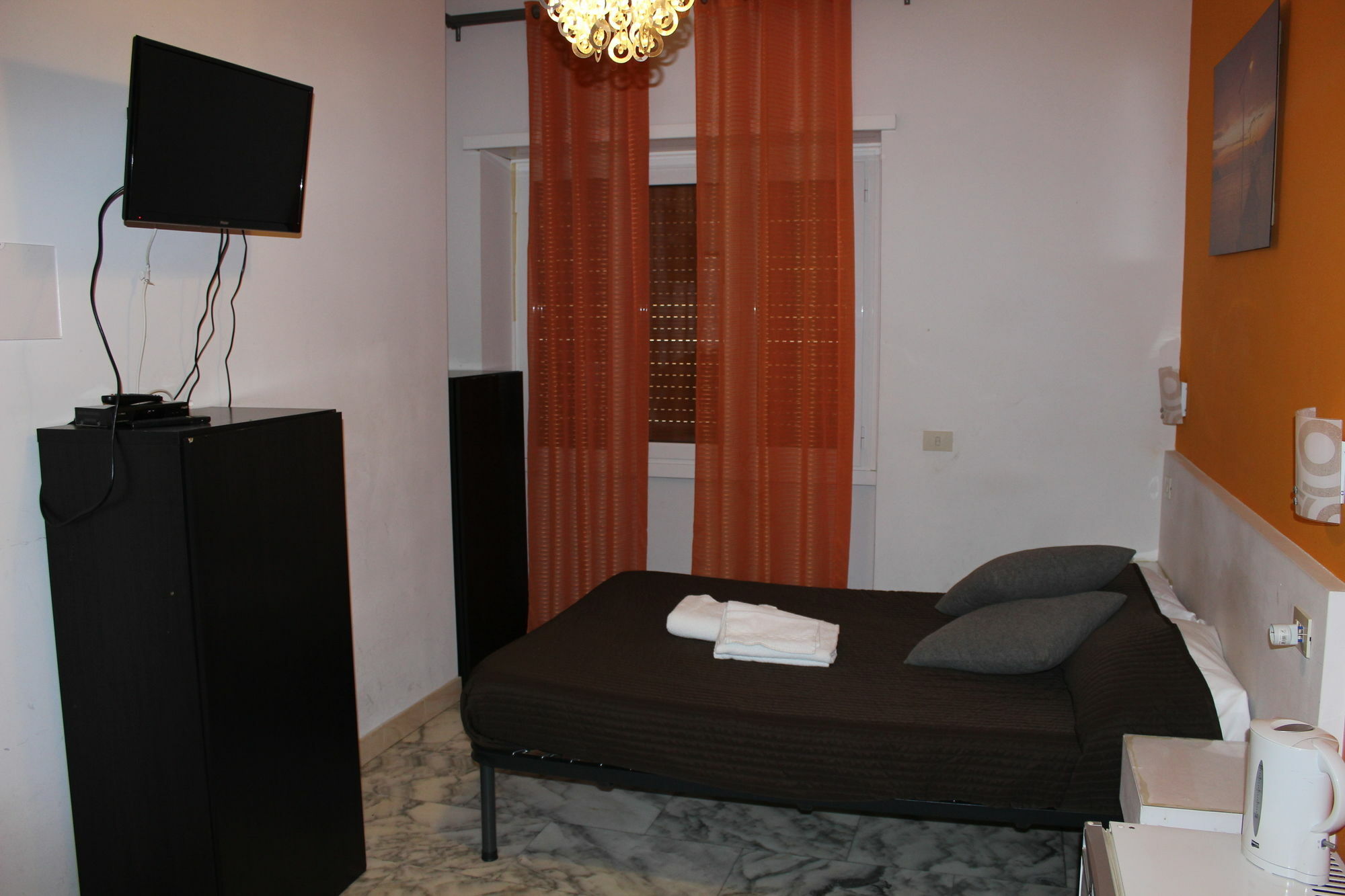 Mr. Charlie Brown Hotel Рим Екстериор снимка