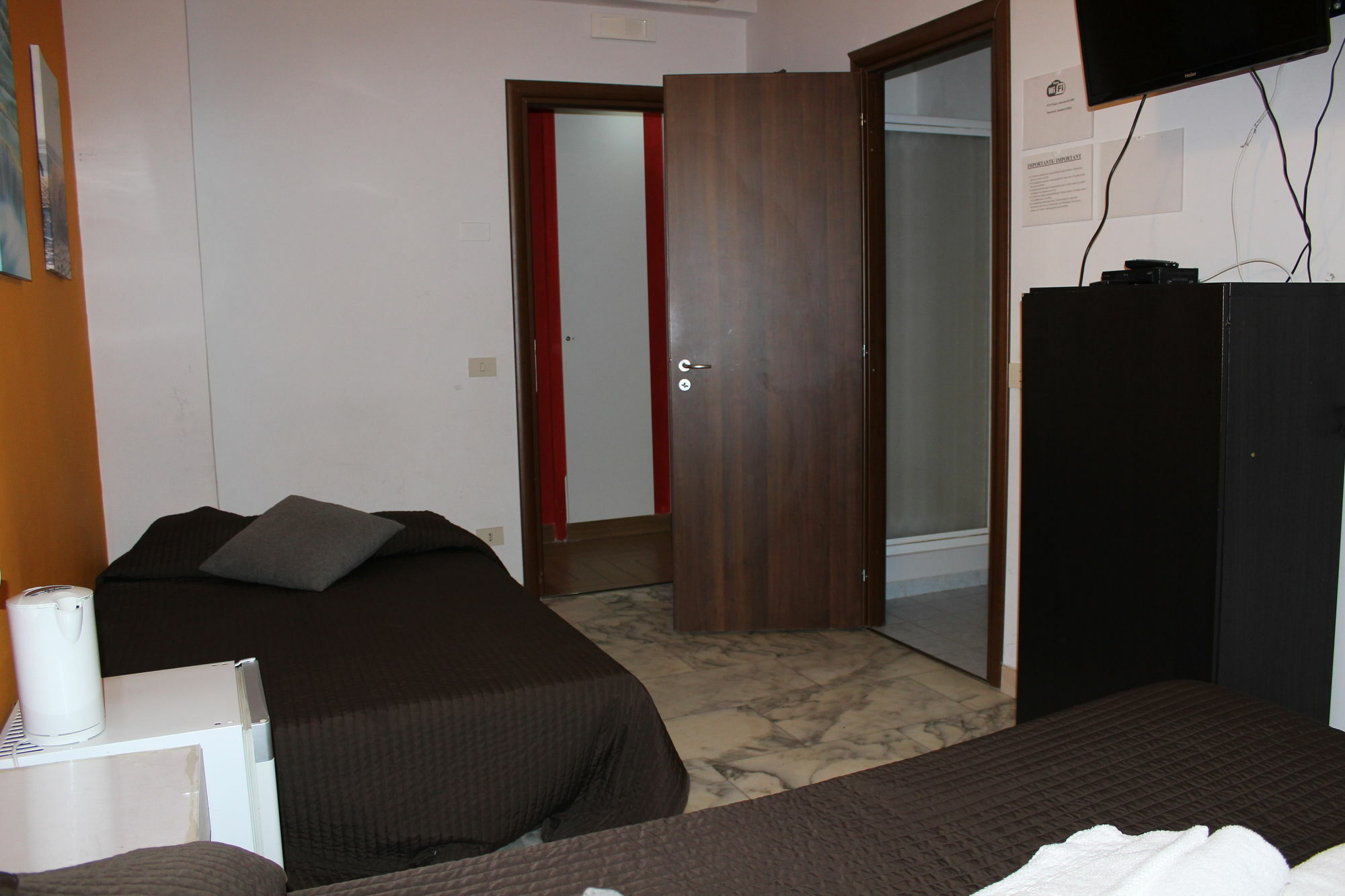 Mr. Charlie Brown Hotel Рим Екстериор снимка
