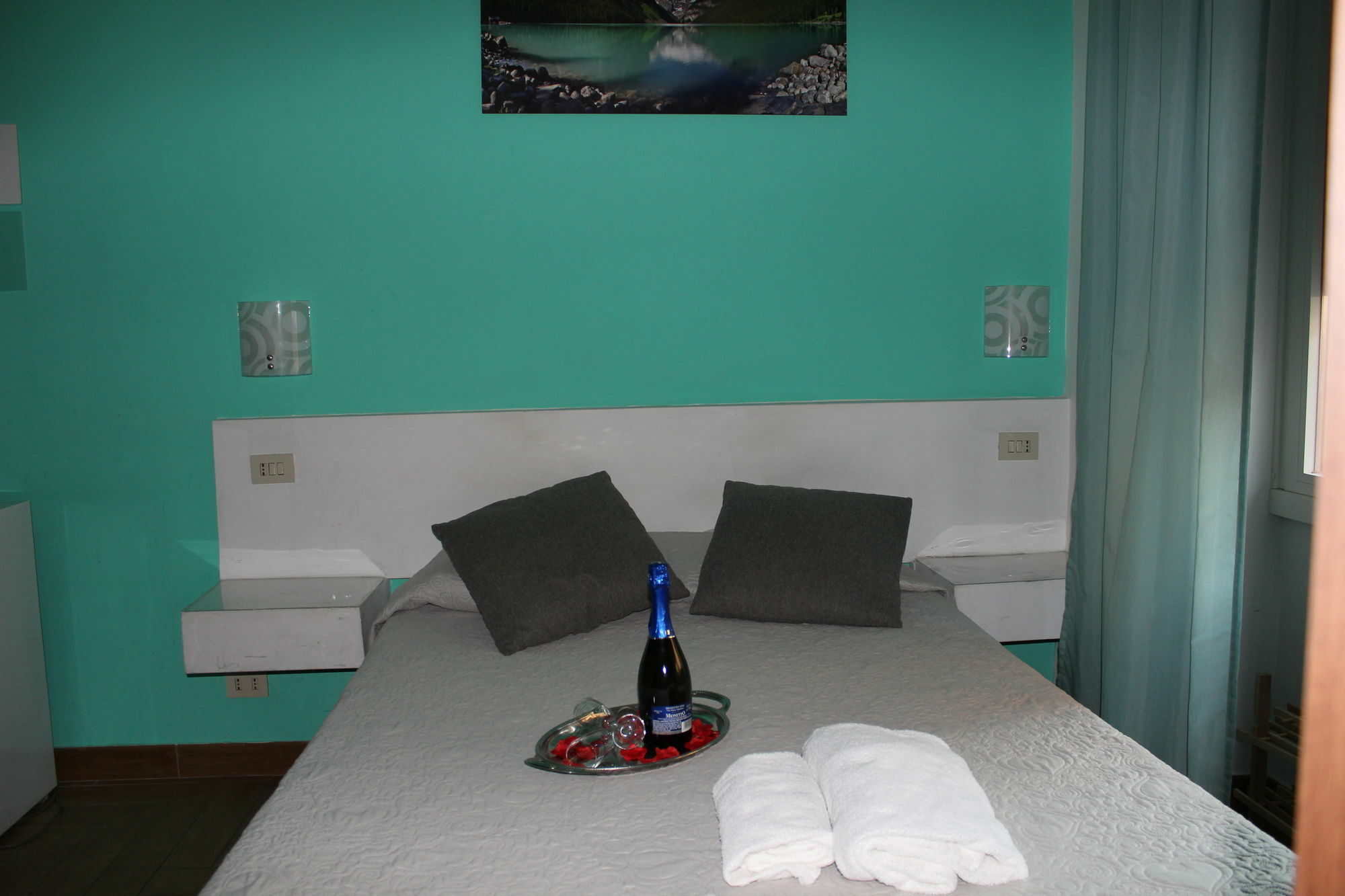Mr. Charlie Brown Hotel Рим Екстериор снимка