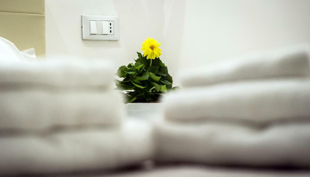 Mr. Charlie Brown Hotel Рим Екстериор снимка